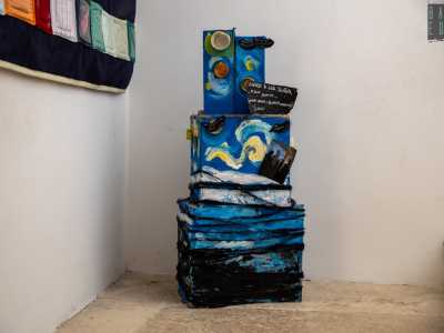 Ci spostiamo al piano superiore, a cui accediamo tramite una scalinata anch�essa arricchita con alcune opere realizzate dagli alunni, come ad esempio la scultura ispirata alla �Notte stellata� di Vincent Van Gogh...